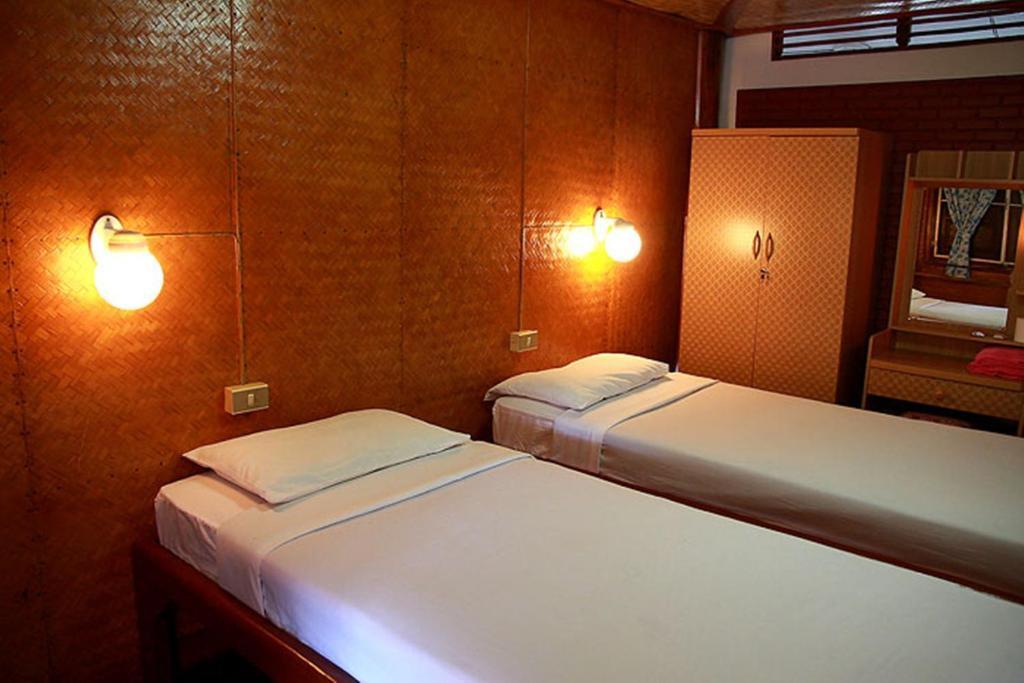 Ben Guesthouse Чианг Рай Стая снимка